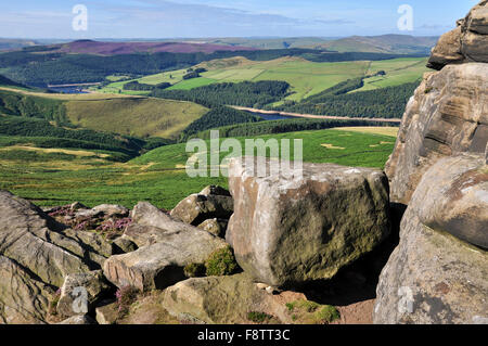 Blick von den Felsen am Derwent Rand im Peak District an einem sonnigen Sommertag. Stockfoto