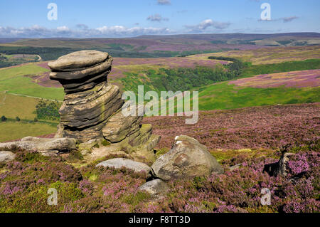 Die "Salzstreuer" eine Gritstone Felsformation am Derwent Kante im Peak District, Derbyshire. Stockfoto