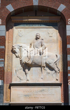 König Umberto i. von Italien, 1844-1900.  Marmor Relief von Luigi Secchi, 1853-1921 über dem Eingang zum Schloss Sforzesco. Stockfoto