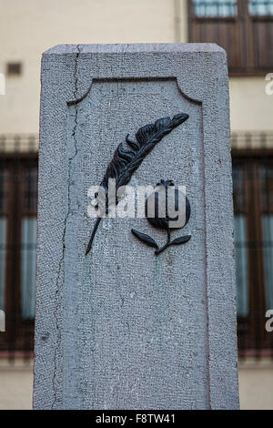 Denkmal in Granada für Schriftsteller, die während des Zeitraums der Zensur in Spanien gestorben. Das Denkmal zeigt eine Feder & einen Granatapfel Stockfoto