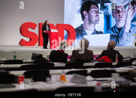 Berlin, Deutschland. 11. Dezember 2015. Bundesministerin für Arbeit und soziale Angelegenheiten Andrea Nahles (SPD) spricht bei der Bundes-Parteitag von der Sozialdemokratischen Partei Deutschlands (SPD) in Berlin, Deutschland, 11. Dezember 2015. Rund 600 Delegierte aus ganz Deutschland treffen sich in der dreitägigen Veranstaltung läuft bis zum Samstag, 12. Dezember 2015 in der Berliner Messe. Foto: BERND VON JUTRZCENKA/DPA/Alamy Live-Nachrichten Stockfoto