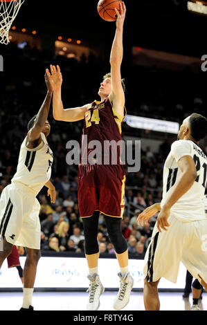 Mittwoch, 9. Dezember 2015: Boston College Eagles Center Dennis Clifford (24) ist ein Schuss während einer NCAA Division 1 Basketball Spiel zwischen des Boston College Eagles und Providence College Brüder, im Dunkin Donuts Center in Providence, Rhode Island statt. Providence besiegt Boston 66-51 in der regulären Spielzeit. Eric Canha/CSM Stockfoto