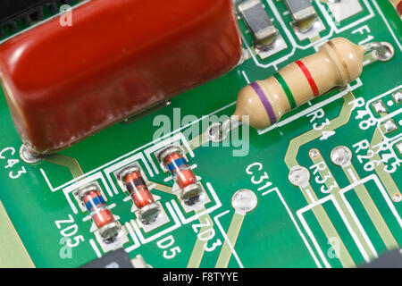 Makroaufnahme der Leiterplatte (PCB) mit Widerständen, Dioden und Kondensatoren. Stockfoto