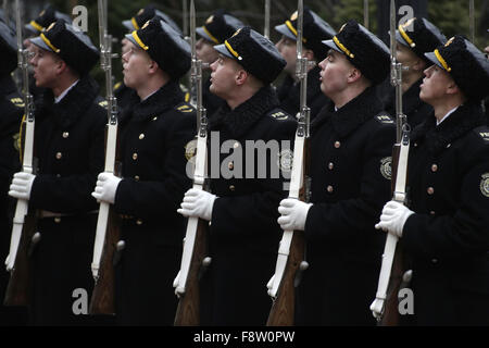 Kiew, Ukraine. 4. Dezember 2015. Soldaten der Ehre bewachen während einer Willkommenszeremonie in Kiew. © Swoboda Stepanov/ZUMA Draht/Alamy Live-Nachrichten Stockfoto