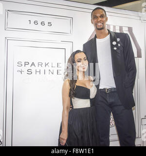 Eigentümer Adrienne Bosh, Frau Miami Heat Star, Chris Bosh, beherbergt eine private VIP Sneak Preview Party am funkeln und glänzen Darling mit Miami Beach: Adrienne Bosh, Chris Bosh wo: Miami Beach, Florida, USA bei: 9. November 2015 Stockfoto