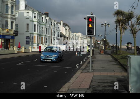 AJAXNETPHOTO. 2013. WORTHING, ENGLAND. -STRANDPROMENADE EIGENSCHAFTEN - A MIX VON WOHN- UND GEWERBEIMMOBILIEN MIT BLICK AUF DIE SÜDKÜSTE RESORT STRANDPROMENADE UND DER STRAND. FOTO: JONATHAN EASTLAND/AJAX REF: LM131904 8723 Stockfoto