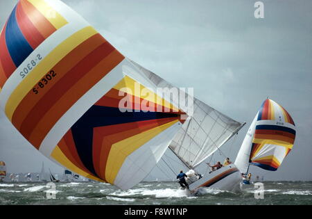 AJAXNETPHOTO. 1979. SOLENT, ENGLAND. -ADMIRALS CUP - SCHWEDENS TEAM YACHT MITTERNACHTSSONNE ROLLEN STARK IN STÜRMISCHEN BEDINGUNGEN AUF DER STRECKE.  FOTO: JONATHAN EASTLAND/AJAX REF: 3917 Stockfoto