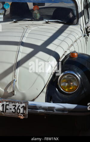 Eine alte schwarze und weiße VW Käfer auf den Straßen von Urubamba Peru. Stockfoto