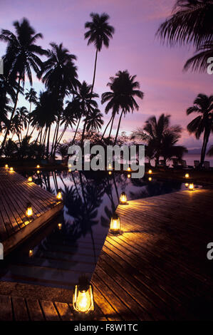 Fidschi-Inseln, Viti Levu, Jean-Michel Cousteau Fiji Islands Resort, Restaurant Essen im pool-Bereich bei Sonnenuntergang Stockfoto