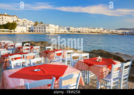 Outdoor-Restaurant auf der Insel Mykonos, Kykladen, Griechenland Stockfoto