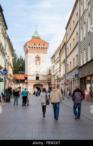 St. Florians Tor und Straßenszene mit Menschen und Geschäfte in Ulica Florianska Street, Krakau, Polen Stockfoto