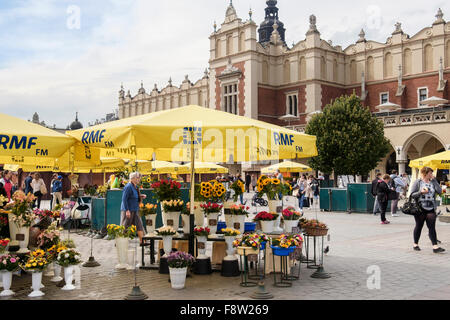 Blume Stände verkaufende Blumen außerhalb Sukiennice (Tuchhallen oder Tuchmacher Hall) im Marktplatz (Rynek Glowny) Krakau Polen Stockfoto