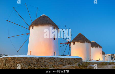 Mykonos Nachtstück mit einem Windmühlen, Insel Mykonos, Kykladen, Griechenland Stockfoto