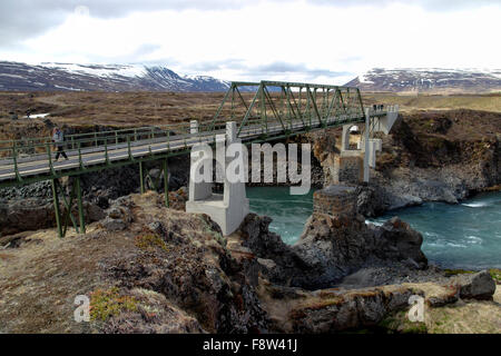 Brücke über den Fluss skjálfandafljót an der Abzweigung für Goðafoss Wasserfall Norden Islands Stockfoto