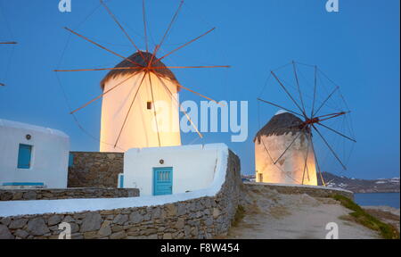 Mykonos Nachtstück mit einem Windmühlen, Insel Mykonos, Kykladen, Griechenland Stockfoto