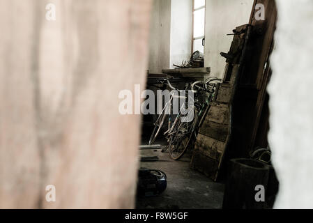 Abandonded Fahrrad in einer alten Lagerhalle Stockfoto