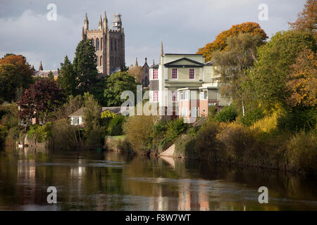 In Hereford neben dem Fluss und Park einschließlich der Fußgängerbrücke Stockfoto