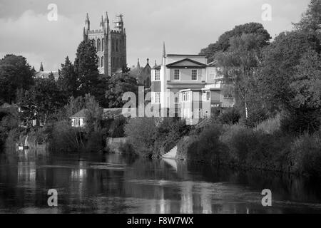 In Hereford neben dem Fluss und Park einschließlich der Fußgängerbrücke Stockfoto