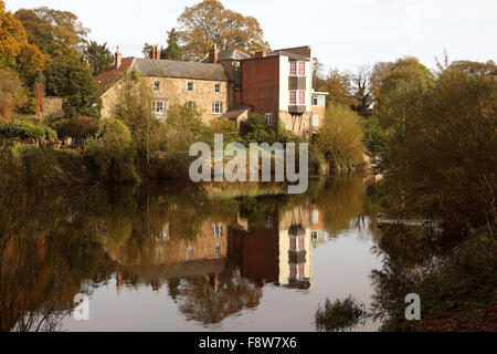 In Hereford neben dem Fluss und Park einschließlich der Fußgängerbrücke Stockfoto