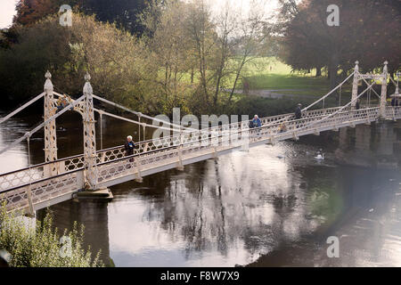 In Hereford neben dem Fluss und Park einschließlich der Fußgängerbrücke Stockfoto