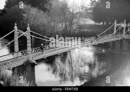 In Hereford neben dem Fluss und Park einschließlich der Fußgängerbrücke Stockfoto