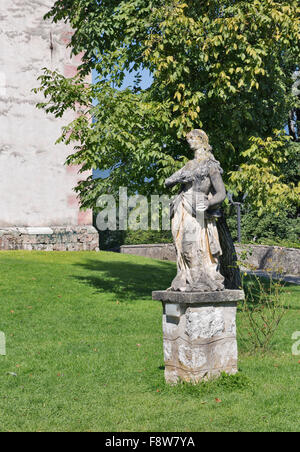 Barockstatue des Mary Magdalene im Innenhof der Kirche der Mariä Himmelfahrt am Bleder See Insel in Slowenien Stockfoto