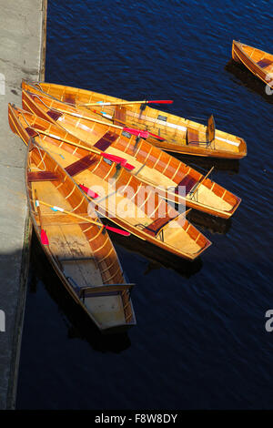 Romantischer Nachmittag mit Ihrem Partner, ein Ruderboot zu mieten ist eine gute Möglichkeit, genießen die wunderbare Umgebung von Durham. Stockfoto