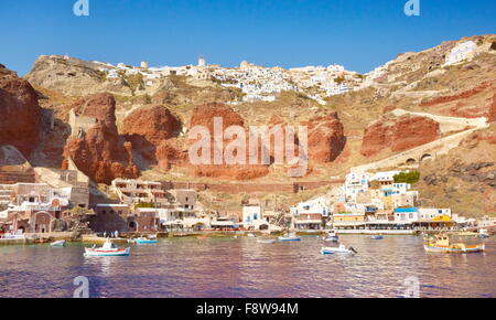 Santorini - Hafen Armeni in Oia, Kykladen, Griechenland Stockfoto