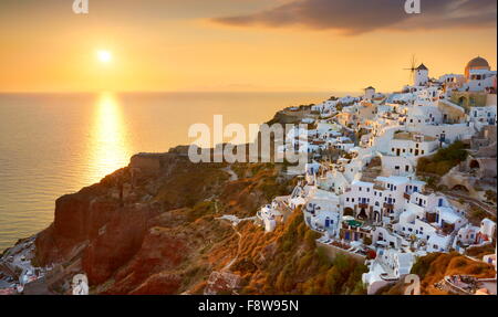 Stadtbild-Blick auf den Sonnenuntergang in Oia Stadt, Insel Santorin, Griechenland Stockfoto