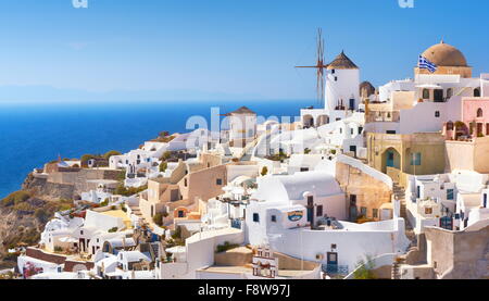 Santorin - weiße Häuser und Windmühlen, Oia, Griechenland Stockfoto