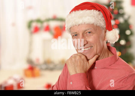 ältere Menschen tragen Christmas cap Stockfoto