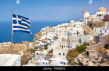 Griechische Flagge in der Stadt Oia (Nordteil der Santorini) - Blick von der Burg, Santorin, Kykladen, Griechenland Stockfoto