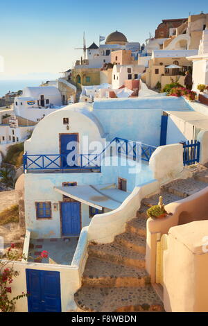 Weiße Häuser in Stadt Oia, Santorin, Kykladen, Griechenland Stockfoto