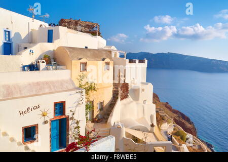 Santorini Caldera - Blick auf weiße Häuser nad Ägäis in Oia Stadt, Kykladen, Griechenland Stockfoto