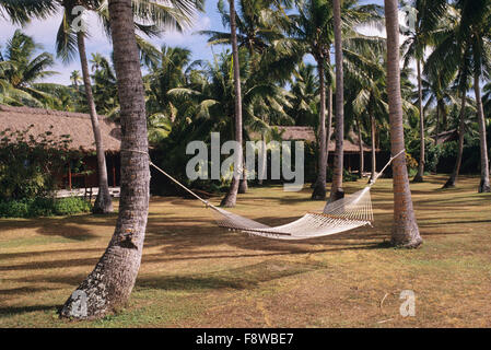 Fidschi-Inseln, Wakaya Island, Wakaya Club, Anzeigen der Hotelanlage, Hängematte, die zwischen zwei Kokospalmen gebunden Stockfoto
