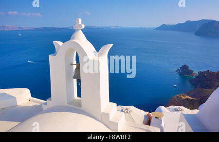 Santorini - Landschaft mit weißen griechischen Glockenturm und dem Meer im Hintergrund - Oia Stadt, Kykladen, Griechenland Stockfoto
