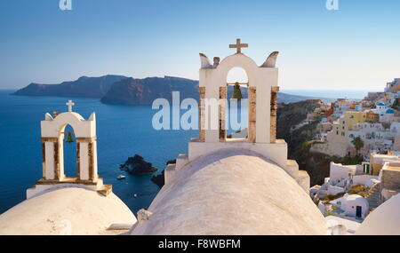 Santorini-Landschaft mit weißen Glockenturm der Kirche und das Meer im Hintergrund - Stadt Oia, Santorin, Kykladen, Griechenland Stockfoto