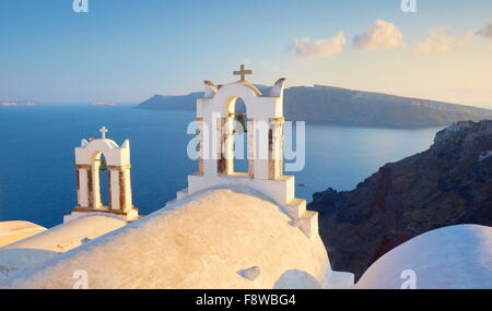 Santorini-Landschaft mit zwei Glockentürmen mit Blick auf das Meer, Stadt Oia, Santorin, Griechenland Stockfoto