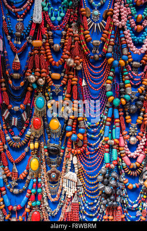 Bunt verzierten marokkanischen Schmuck zum Verkauf in den Souks von Marrakesch Stockfoto