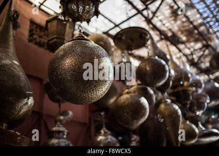 Marokkanische Kugellampen für den Verkauf in den Souks in Marrakesch Stockfoto