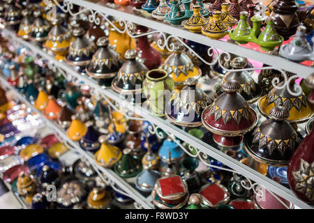 Marokkanische ornamentalen Tajines für Verkauf in den Souks von Marrakesch Stockfoto