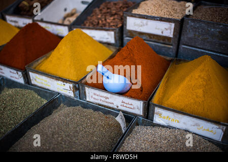 Kräuter und Gewürze zum Verkauf an einem Marktstand in den Souks von Marrakesch Stockfoto