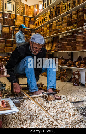 Handwerker machen Schachfiguren zum Verkauf in seinem Geschäft in den Souks von Marrakesch Stockfoto