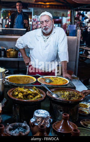 Häuptling wartet darauf, servieren Essen im Foodcourt Jammaa el-Fna in Marrakesch Stockfoto
