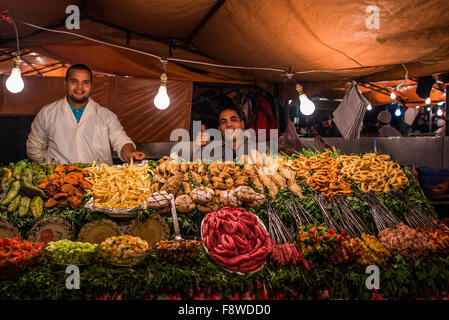 Marokkanische Männer hinter Kebab-Stand auf der Djemaa el Fna Foodcourt in Marrakesch Stockfoto