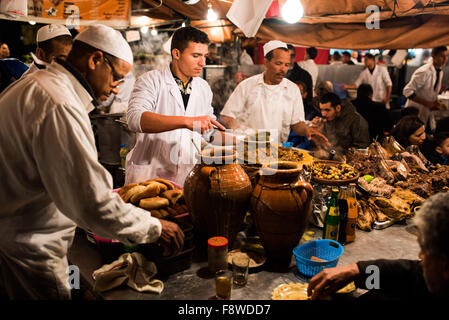 Marokkanische Häuptlinge servieren Essen an den Imbissständen in Jemaa el Fnaa in Marrakesch Stockfoto