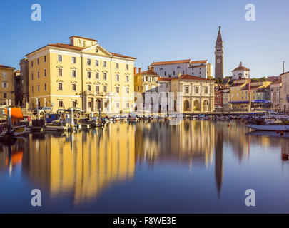 Gebäude auf dem Hauptplatz Tartini Piran Stadt spiegelt sich auf dem Wasser in Slowenien. Stockfoto