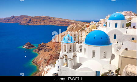 Griechische weiße Kirche mit blauer Kuppel, die mit Blick auf die Ägäis, Stadt Oia, Santorini, Kykladen, Griechenland Stockfoto