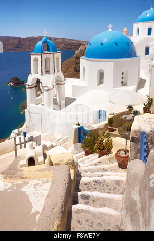 Landschaft mit griechischen weißen Kirche mit Blick auf das Meer, Stadt Oia, Santorin, Griechenland Stockfoto