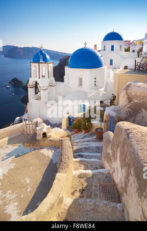Santorini Insel-Blick auf Stadt Oia und Windmühlen bei Sonnenuntergang, Griechenland Stockfoto